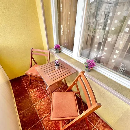 Two-bedroom Vintage Location *