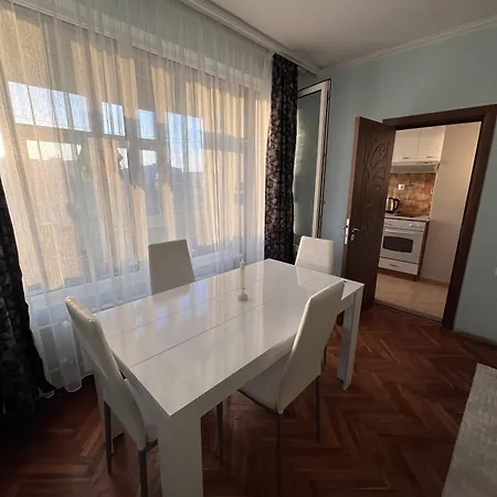 Two-bedroom Vintage Location Apartmán Burgas City