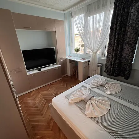 Two-bedroom Vintage Location *