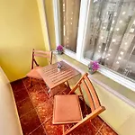 Two-bedroom Vintage Location *