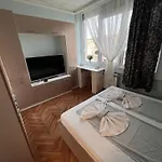 Two-bedroom Vintage Location *