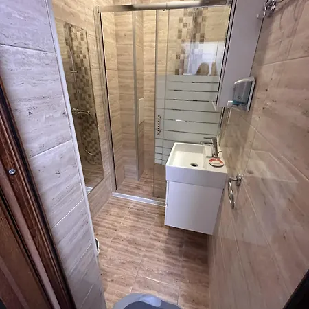 Two-bedroom Vintage Location *